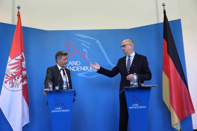 Robert Habeck Bündnis 90 Die Grünen, Federal Minister for Economic Affairs and Climate Protection and Dietmar Woidke SPD, Minister-President of Brandenburg , v l , during a press conference on structural development and coal phase-out in Lusatia, State Chancellery, Potsdam, 1 June 2023 Minister-President Woidke receives Federal Minister for Economic Affairs Habeck