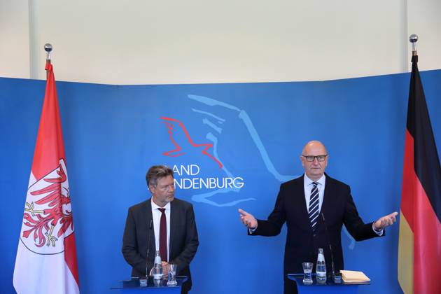 Robert Habeck Bündnis 90 Die Grünen, Federal Minister for Economic Affairs and Climate Protection and Dietmar Woidke SPD, Minister-President of Brandenburg , v l , during a press conference on structural development and coal phase-out in Lusatia, State Chancellery, Potsdam, 1 June 2023 Minister-President Woidke receives Federal Minister for Economic Affairs Habeck