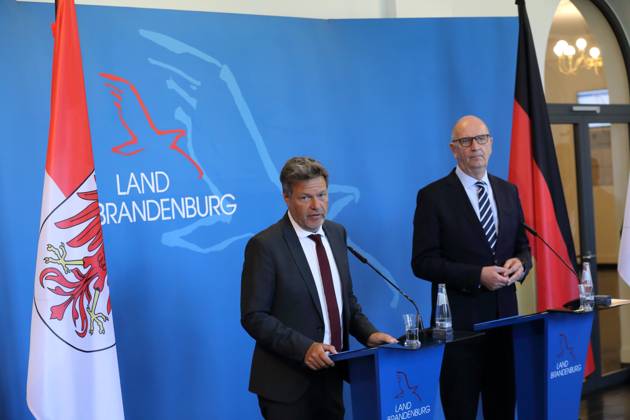 Robert Habeck Bündnis 90 Die Grünen, Federal Minister for Economic Affairs and Climate Protection and Dietmar Woidke SPD, Minister-President of Brandenburg , v l , during a press conference on structural development and coal phase-out in Lusatia, State Chancellery, Potsdam, 1 June 2023 Minister-President Woidke receives Federal Minister for Economic Affairs Habeck