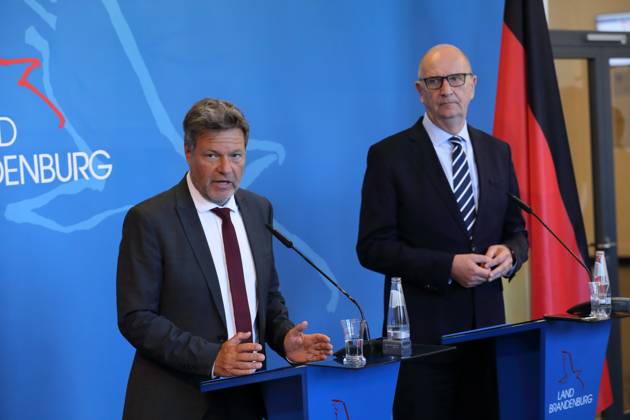 Robert Habeck Bündnis 90 Die Grünen, Federal Minister for Economic Affairs and Climate Protection and Dietmar Woidke SPD, Minister-President of Brandenburg , v l , during a press conference on structural development and coal phase-out in Lusatia, State Chancellery, Potsdam, 1 June 2023 Minister-President Woidke receives Federal Minister for Economic Affairs Habeck