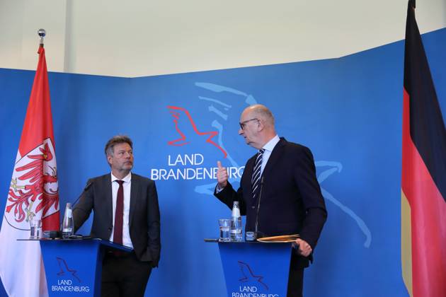 Robert Habeck Bündnis 90 Die Grünen, Federal Minister for Economic Affairs and Climate Protection and Dietmar Woidke SPD, Minister-President of Brandenburg , v l , during a press conference on structural development and coal phase-out in Lusatia, State Chancellery, Potsdam, 1 June 2023 Minister-President Woidke receives Federal Minister for Economic Affairs Habeck