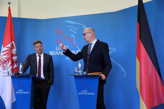 Robert Habeck Bündnis 90 Die Grünen, Federal Minister for Economic Affairs and Climate Protection and Dietmar Woidke SPD, Minister-President of Brandenburg , v l , during a press conference on structural development and coal phase-out in Lusatia, State Chancellery, Potsdam, 1 June 2023 Minister-President Woidke receives Federal Minister for Economic Affairs Habeck