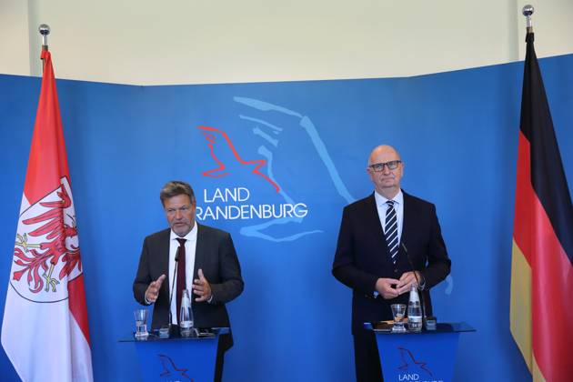 Robert Habeck Bündnis 90 Die Grünen, Federal Minister for Economic Affairs and Climate Protection and Dietmar Woidke SPD, Minister-President of Brandenburg , v l , during a press conference on structural development and coal phase-out in Lusatia, State Chancellery, Potsdam, 1 June 2023 Minister-President Woidke receives Federal Minister for Economic Affairs Habeck
