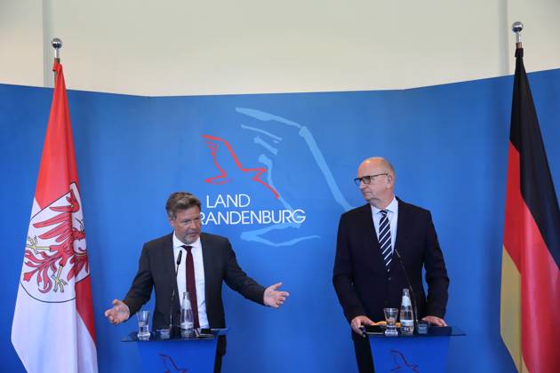Robert Habeck Bündnis 90 Die Grünen, Federal Minister for Economic Affairs and Climate Protection and Dietmar Woidke SPD, Minister-President of Brandenburg , v l , during a press conference on structural development and coal phase-out in Lusatia, State Chancellery, Potsdam, 1 June 2023 Minister-President Woidke receives Federal Minister for Economic Affairs Habeck