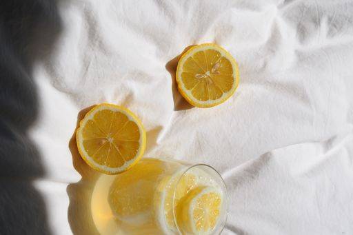A closeup of a lemon juice with lemons on the bed *** einer closeupe des einer Zitrone Saft mit Zitronen am der Bett 4983821 RECORD DATE NOT STATED