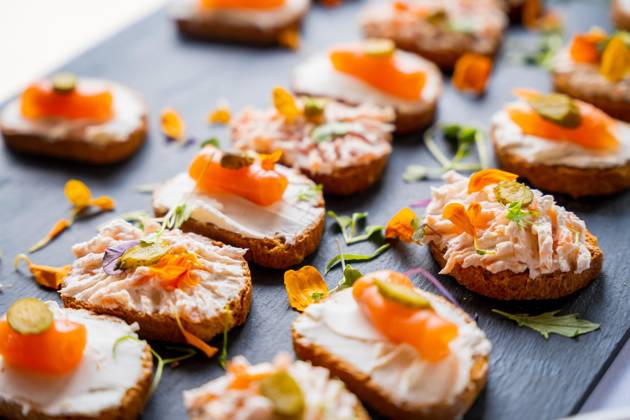Food from a Salmon skewer Event Wedding dinner and Buffet Celebration Or Party, Dinner and Food at a Black people Chalkboard Copyright: imageBROKER/UnaixHuizi ibxuhu09317002.jpg