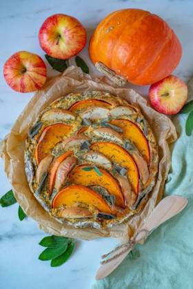 A homemade pumpkin quiche on the table with a pumpkin and apples *** einer Selbstgemachte Kürbis quiche am der Tisch mit einer Kürbis und Äpfel 9246649 RECORD DATE NOT STATED