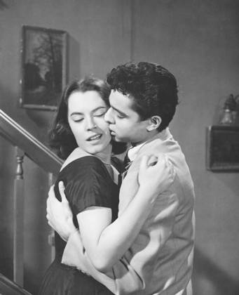 DINO, from left: Susan Kohner, Sal Mineo, 1957MBDDINO EC023 PUBLICATIONXNOTxINxCANxCHNxFRAxITAxJPNxNORxPOLxRUSxESPxUKxUSA Copyright: xx MBDDINO EC023