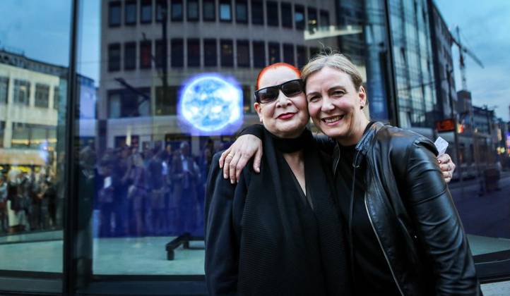 Die Eröffnung der Ausstellung Die Sonne um Mitternacht der Künstlerin Katharina Sieverding im Kaufhaus Breuninger im Kö-Bogen in Düsseldorf am Mittwoch den 21.05.2014. (vl) Die Künstlerin Katharina Sieverding und die Direktorin der Kunstsammlung NRW, Marion Ackermann vor dem Schaufenster mit dem Kunstwerk. Foto: Lars Heidrich WAZ FotoPool Die Eröffnung der Ausstellung Die Sonne um Mitternacht der Künstlerin Katharina Sieverding im Kaufhaus Breuninger im Kö-Bogen in Düsseldorf am Mittwoch den 21.05.2014. (vl) Die Künstlerin Katharina Sieverding und die Direktorin der Kunstsammlung NR Copyright: LarsxHeidrich docnrwhugopicture67171850 EDITORIAL USE ONLY