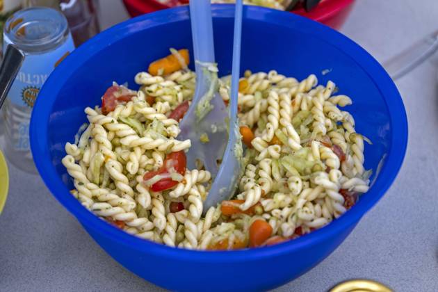 08 06 2023, barbecue on the balcony, the barbecue sauces, salads and cutlery are ready at the table Here the pasta salad 08 06 2023, barbecue 08 06 2023, barbecue