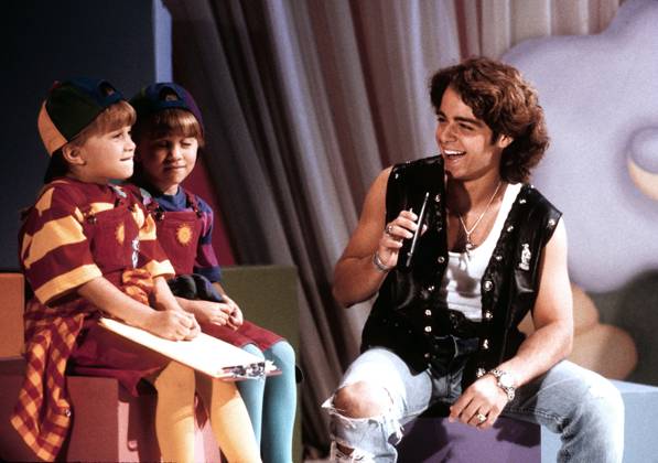 The Olsen Twins (Mary-Kate and Ashley Olsen) with Joey Lawrence on the set for the taping of their Video, Hollywood, CA, Apr 26, 1993. *Exclusive Photo* ph: Ron Wolfson Everett Collection (OlsenTwinsJoeyLawrence1)RWFA003 UW046 PUBLICATIONXNOTxINxCANxCHNxFRAxITAxJPNxNORxPOLxRUSxESPxUKxUSA Copyright: xx RWFA003 UW046