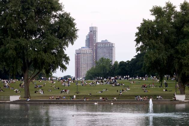 On the meadows at the Aachener Weiher, students, strollers and party people enjoy the summer temperatures The Unicenter, a high-rise residential building near the university, towers over the hill Topic image, symbol image Cologne, 10 06 2023 NRW Germany Copyright: xChristophxHardtx