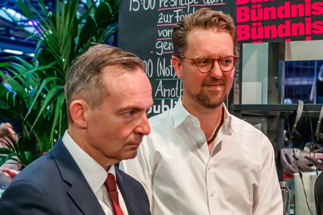 Volker Wissing Federal Minister for Digital Affairs and Transport, FDP in conversation with Christian Humborg Managing Director Wikimedia Deutschland e V at the booth of Bündnis F5, 06 06 2023, Berlin Germany , Event, Conference, re publica xprx
