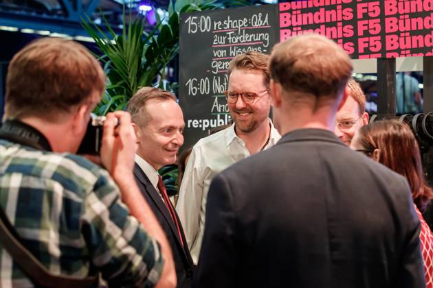 Volker Wissing Federal Minister for Digital Affairs and Transport, FDP in conversation with Christian Humborg Managing Director Wikimedia Deutschland e V at the booth of Bündnis F5, 06 06 2023, Berlin Germany , Event, Conference, re publica xprx