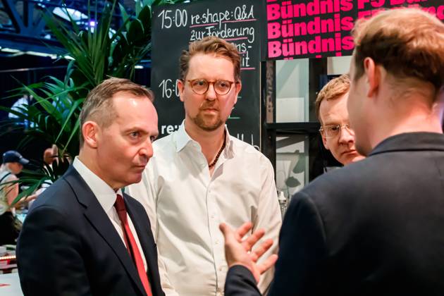 Volker Wissing Federal Minister for Digital Affairs and Transport, FDP in conversation with Christian Humborg Managing Director Wikimedia Deutschland e V at the booth of Bündnis F5, 06 06 2023, Berlin Germany , Event, Conference, re publica xprx