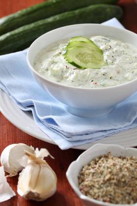 Tzatziki - Greek yogurt sauce with cucumbers, dill and garlic, known as tarator or snezhanka in Bulgaria or zaziki in Turkey. Shallow DOF Copyright: xIngridxHeczkox xDesignxPicsx , 31803905 Copyright: IngridxHeczkox xDesignxPics 31803905 !ACHTUNG AUFNAHMEDATUM GESCHÄTZT! RECORD DATE NOT STATED