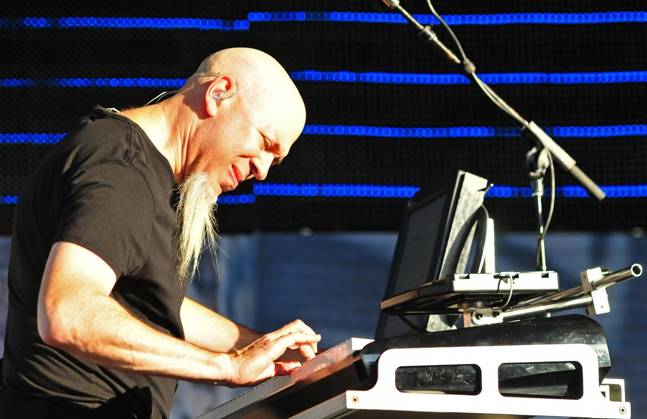 <p>Die US-amerikanische Progressive-Metal-Band Dream Theater spielt am Freitag, 18.07.14, ein Zusatzkonzert open-air im Gelsenkirchener Amphitheater. An den Tasten arbeitet Jordan Rudess (Keyboards und Kontinuum). Deutschland Gelsenkirchen Copyright: OliverxMengedoht