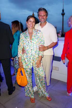 Party Bertelsmann Tom Beck with wife Chryssanthi Kavazi at the Bertelsmann Party 2023 in the Bertelsmann Capital Representation on 15 06 2023 in Berlin Copyright: xEventpressxKochanx