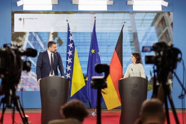 Annalena Baerbock Buendnis 90 Die Gruenen , Federal Minister of Foreign Affairs, and Elmedin Dino Konakovic, Minister of Foreign Affairs of Bosnia and Herzegovina, recorded during a doorstep at the Foreign Office in Berlin, 16 06 2023 Berlin Germany Copyright: xKiraxHofmannx