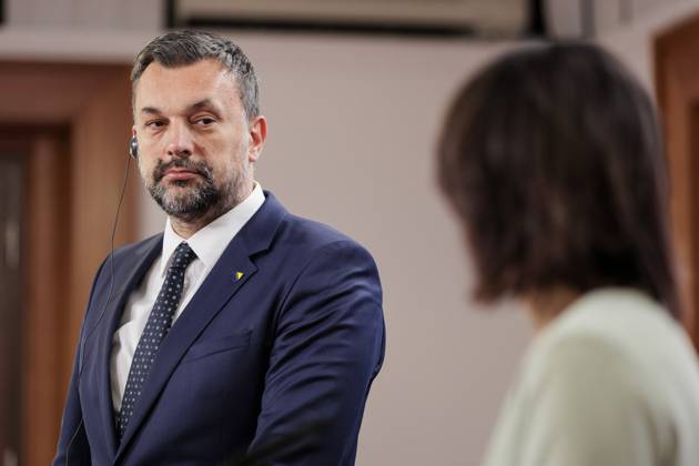 Annalena Baerbock Buendnis 90 Die Gruenen , Federal Minister of Foreign Affairs, and Elmedin Dino Konakovic, Minister of Foreign Affairs of Bosnia and Herzegovina, recorded during a doorstep at the Foreign Office in Berlin, 16 06 2023 Berlin Germany Copyright: xKiraxHofmannx
