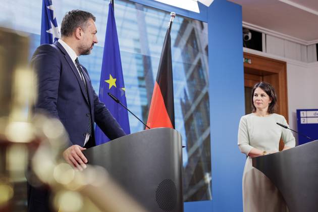 Annalena Baerbock Buendnis 90 Die Gruenen , Federal Minister of Foreign Affairs, and Elmedin Dino Konakovic, Minister of Foreign Affairs of Bosnia and Herzegovina, recorded during a doorstep at the Foreign Office in Berlin, 16 06 2023 Berlin Germany Copyright: xKiraxHofmannx