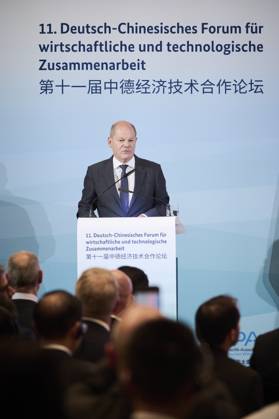 Berlin, Speech by Olaf Scholz and Li Qiang at the 11 German Chinese Forum for Economic and Technological Cooperation followed by the signing of the contract German Chancellor Olaf Scholz SPD delivers a speech at the 11 German Chinese Forum for Economic and Technological Coo