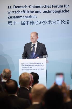 Berlin, Speech by Olaf Scholz and Li Qiang at the 11 German Chinese Forum for Economic and Technological Cooperation followed by the signing of the contract German Chancellor Olaf Scholz SPD delivers a speech at the 11 German Chinese Forum for Economic and Technological Coo