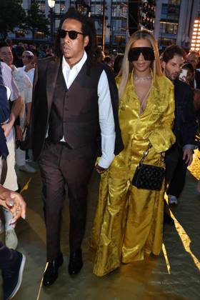 MFW - Louis Vuitton - Front Row Jay-Z and Beyonce attend the Louis Vuitton Spring Summer 2024 fashion show during the Paris Fashion Week menswear spring summer 2024 on June 20, 2023 in Paris, France. Photo by Jerome DominÃ ABACAPRESS.COM  Copyright: xDominexJerome ABACAx 857688_080 DominexJerome ABACAx 857688_080
