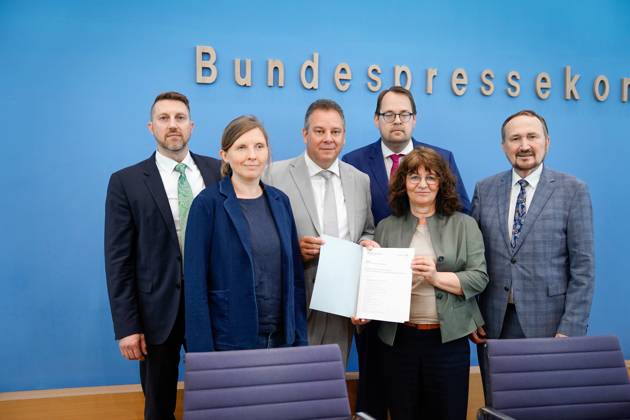 Federal Press Conference Annual Report 2022 of the Petitions Committee Martina Stamm Fibich, Chairwoman of the Petitions Committee of the German Bundestag SPD together with Andreas Mattfeldt, Spokesman of the CDU CSU fact