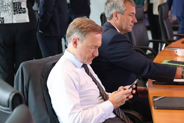 Federal Cabinet Berlin Scholz 21 06 2023, Germany, Berlin,Federal Cabinet, here Federal Minister of Finance Christian Lindner with cell phone at the cabinet table editing texts, online work, mobile home office, data security of Apple devices, hair, color, hair color Berlin Berlin Germany
