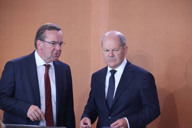 Federal Cabinet Berlin Scholz 21 06 2023, Germany, Berlin,Federal Cabinet, here Chancellor Olaf Scholz in a bad mood at the cabinet table behind his chair talking with Boris Pistorius, Federal Minister of Defense, pointing, waving, half figure Berlin Berlin Germany