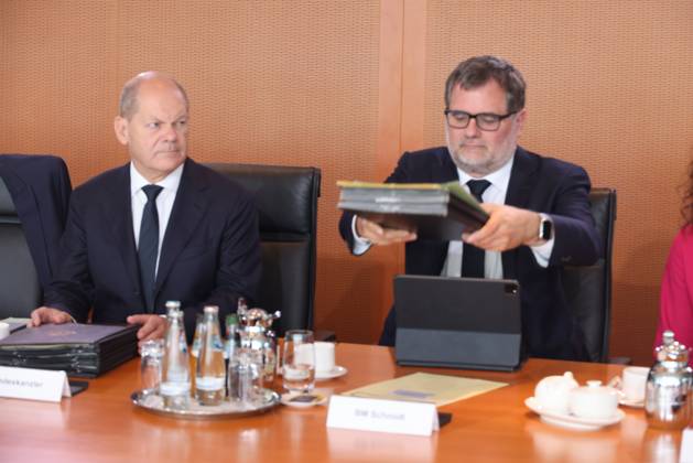 Federal Cabinet Berlin Scholz 21 06 2023, Germany, Berlin,Federal Cabinet, here Chancellor Olaf Scholz bad-tempered at the cabinet table , next to him Chancellery Chief Wolfgang Schmidt with the file situation of the nation on the subject of climate protection law Berlin Berlin Germany