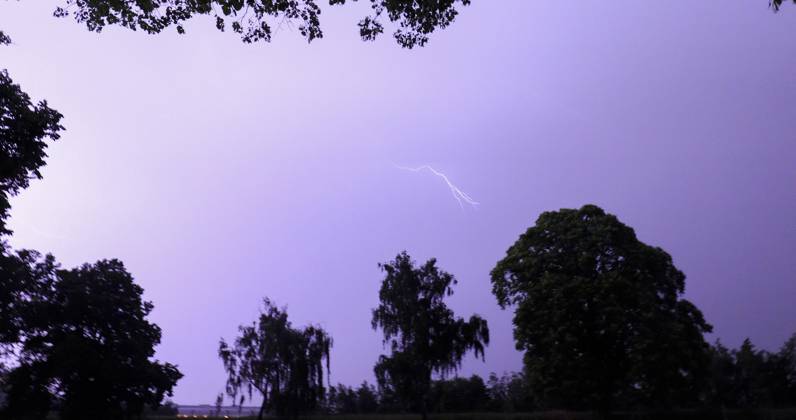 Thunderstorms over Berlin, thunderstorms with numerous lightning and heavy rain showers over Berlin on Thursday evening According to a statement from the Berlin Fire Department were until 0 25 oclock, 36 weather-related operations to record Berlin Berlin Germany