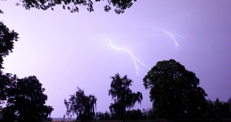 Thunderstorms over Berlin, thunderstorms with numerous lightning and heavy rain showers over Berlin on Thursday evening According to a statement from the Berlin Fire Department were until 0 25 oclock, 36 weather-related operations to record Berlin Berlin Germany