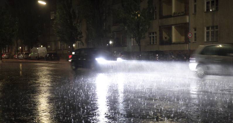 Thunderstorms over Berlin, thunderstorms with numerous lightning and heavy rain showers over Berlin on Thursday evening According to a statement from the Berlin Fire Department were until 0 25 oclock, 36 weather-related operations to record Berlin Berlin Germany