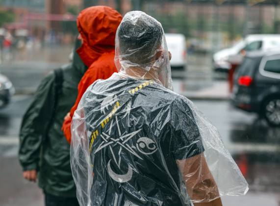 Rainy weather Berlin, 23 06 2023 Tourists protect themselves with rain capes from heavy rainfall Strong thunderstorms have moved over parts of Germany Berlin Berlin Germany