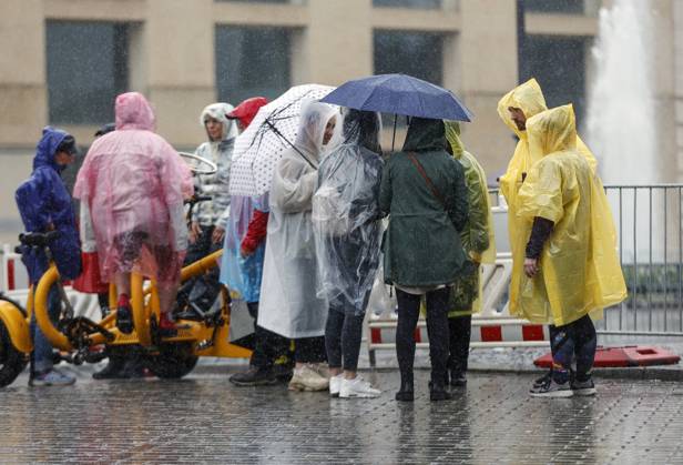 Rainy weather Berlin, 23 06 2023 Tourists protect themselves with rain capes and umbrellas from heavy rainfall Heavy thunderstorms have moved over parts of Germany Berlin Berlin Germany