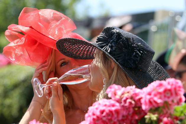 23 06 2023, Ascot, Windsor, GBR Fashion Women with hats at the racecourse Ascot racecourse spectators, visitors, audience, fashion, fashionable, women, elegance, elegant, hats, high society, society, people, persons, female, feminine, headgear, champagne, alcohol 230623D500ROYAL ASCOT JPG