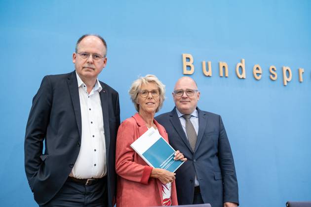 Federal Press Conference in Berlin Adjustment resolution on
