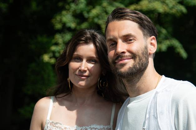 PFW Jacquemus Greetings Laeticia Casta and Simon Porte Jacquemus attending the Jacquemus Menswear Spring Summer 2024 show as part of Paris Fashion Week in Paris, France on June 26, 2023. Photo by Aurore Marechal ABACAPRESS.COM Paris France  Copyright: xMarechalxAurore ABACAx 858471_004 MarechalxAurore ABACAx 858471_004