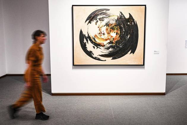<p>Eine Besucherin schaut sich die Ausstellung Judit Reigl. Centers of Dominancein der neuen Nationalgalerie an, fotografiert am 28. Juni 2023 in Berlin. Deutschland Berlin Berlin Copyright: MaurizioxGambarini