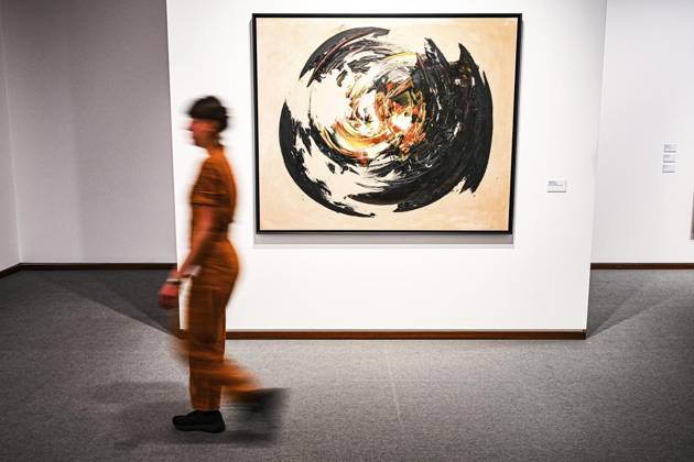 <p>Eine Besucherin schaut sich die Ausstellung Judit Reigl. Centers of Dominancein der neuen Nationalgalerie an, fotografiert am 28. Juni 2023 in Berlin. Deutschland Berlin Berlin Copyright: MaurizioxGambarini