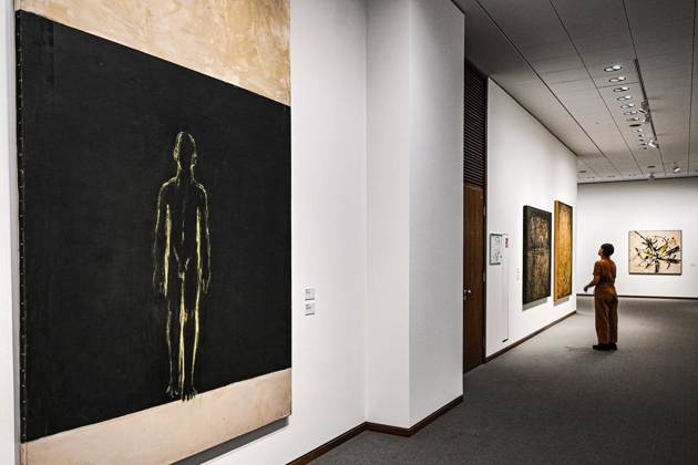 <p>Eine Besucherin schaut sich die Ausstellung Judit Reigl. Centers of Dominancein der neuen Nationalgalerie an, fotografiert am 28. Juni 2023 in Berlin. Deutschland Berlin Berlin Copyright: MaurizioxGambarini