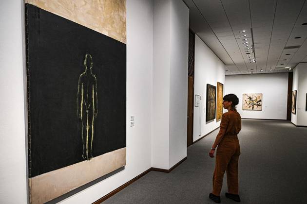<p>Eine Besucherin schaut sich die Ausstellung Judit Reigl. Centers of Dominancein der neuen Nationalgalerie an, fotografiert am 28. Juni 2023 in Berlin. Deutschland Berlin Berlin Copyright: MaurizioxGambarini