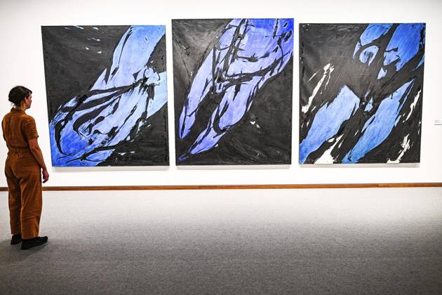 <p>Eine Besucherin schaut sich die Ausstellung Judit Reigl. Centers of Dominancein der neuen Nationalgalerie an, fotografiert am 28. Juni 2023 in Berlin. Deutschland Berlin Berlin Copyright: MaurizioxGambarini
