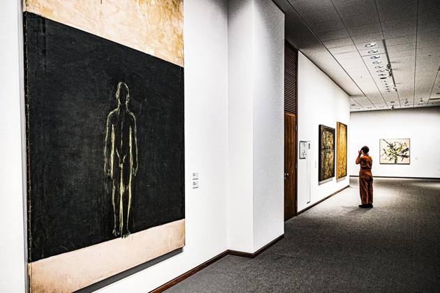 <p>Eine Besucherin schaut sich die Ausstellung Judit Reigl. Centers of Dominancein der neuen Nationalgalerie an, fotografiert am 28. Juni 2023 in Berlin. Deutschland Berlin Berlin Copyright: MaurizioxGambarini