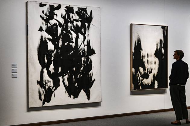 <p>Eine Besucherin schaut sich die Ausstellung Judit Reigl. Centers of Dominancein der neuen Nationalgalerie an, fotografiert am 28. Juni 2023 in Berlin. Deutschland Berlin Berlin Copyright: MaurizioxGambarini