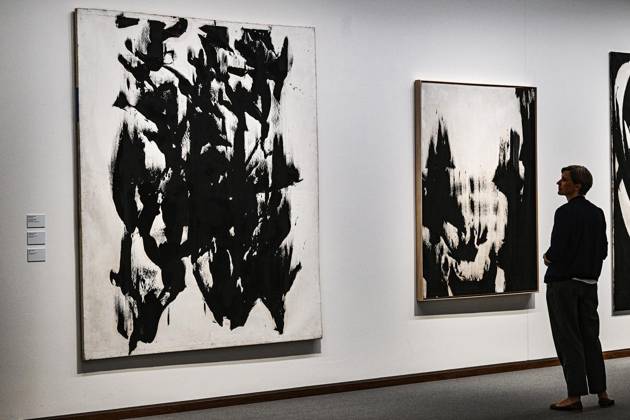 <p>Eine Besucherin schaut sich die Ausstellung Judit Reigl. Centers of Dominancein der neuen Nationalgalerie an, fotografiert am 28. Juni 2023 in Berlin. Deutschland Berlin Berlin Copyright: MaurizioxGambarini
