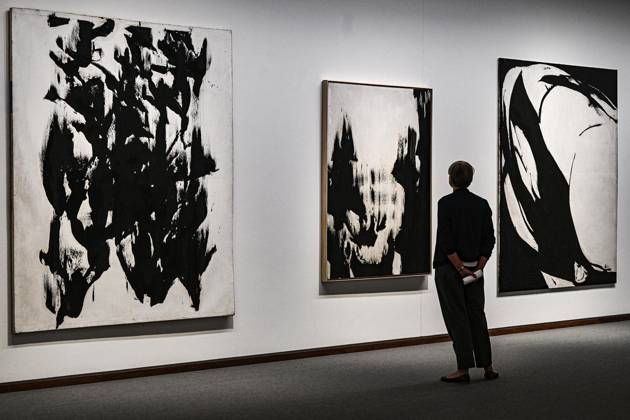 <p>Eine Besucherin schaut sich die Ausstellung Judit Reigl. Centers of Dominancein der neuen Nationalgalerie an, fotografiert am 28. Juni 2023 in Berlin. Deutschland Berlin Berlin Copyright: MaurizioxGambarini