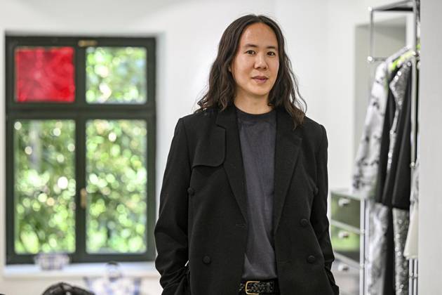 <p>Mode-Designer William Fan in seinem Geschäft. Am 9. Juli feiert eine ARD-Doku über ihn Premiere, am 11. hat er eine Schau auf der Berlin Fashion Week, fotografiert am 28. Juni 2023 in Berlin. Deutschland Berlin Berlin Copyright: MaurizioxGambarini
